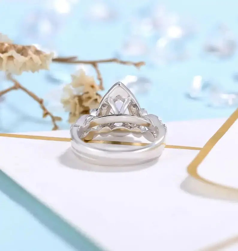 18K WHITE GOLD PEAR CUT MOISSANITE HALO ENGAGEMENT RING 1CT Moissanite Engagement Rings & Jewelry | Luxus Moissanite | Pear Cut Moissanite Engagement Rings