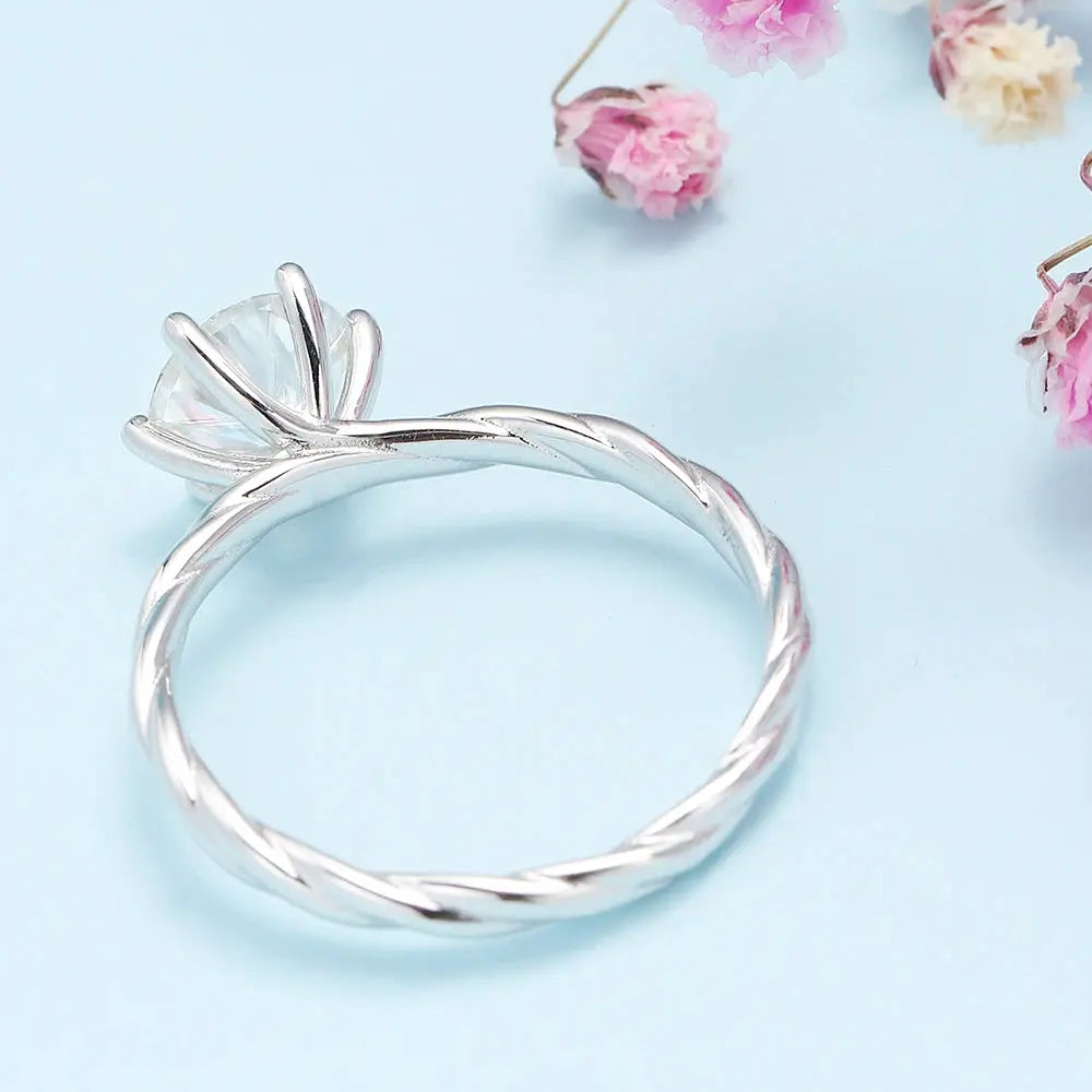 PLATINUM PLATED SILVER MOISSANITE SOLITAIRE ENGAGEMENT RING 1CT Moissanite Engagement Rings & Jewelry | Luxus Moissanite