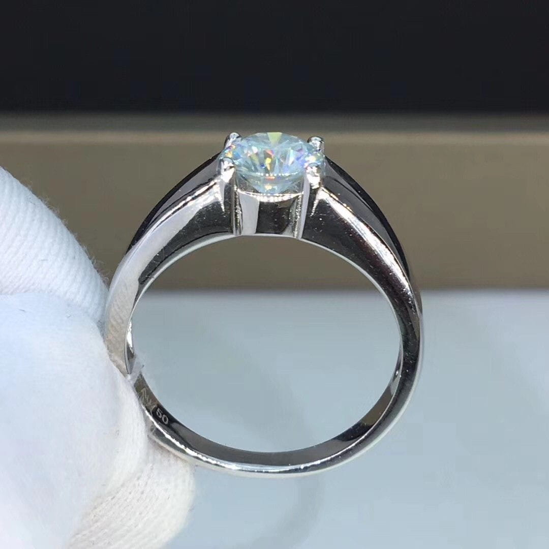 Platinum Plated Silver Solitaire Moissanite Ring 1ct Moissanite Engagement Rings & Jewelry - PLATINUM PLATED SILVER SOLITAIRE 1 CARAT MOISSANITE RING | Luxus Moissanite